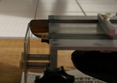 Zorg dat de punt voor tegen de stopper aangedrukt wordt