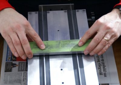Polijst met polijststrips, beter nog met een polijststeen