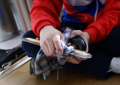 Maak je schaatsen schoon met een doek